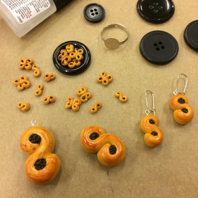 Lussebullar i miniatyr som görs till smycken