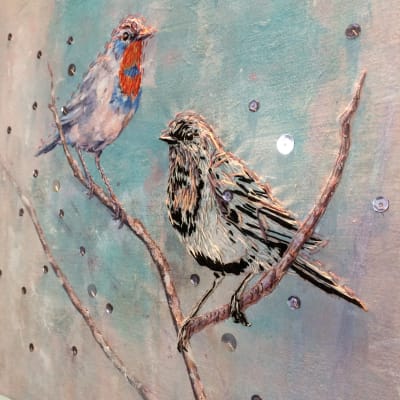 Ett konstverk av Mirja Marsch föreställande två fåglar på en gren