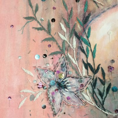 Detalj av en blomma i ett verk av Mirja Marsch
