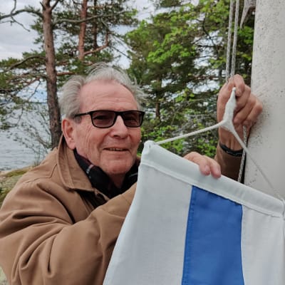 man tar ner vimpel 