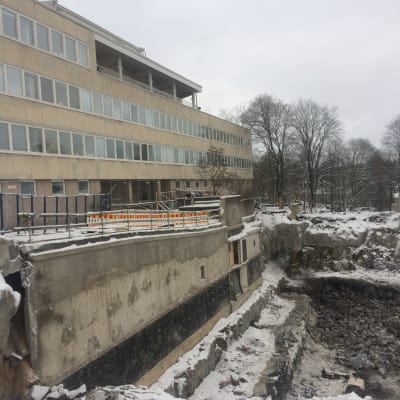 Ett tiotal fönster skadades i en sprängningsolycka på Universitetsbacken i Åbo.