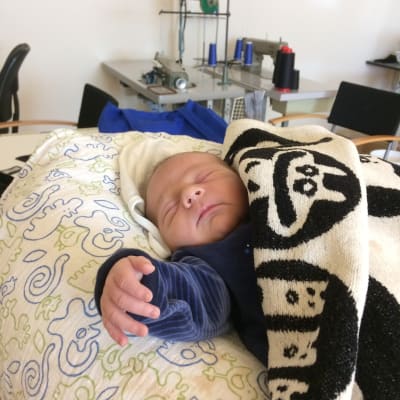 En nyfödd Charlie fick ibland följa med mamma Elin Sandholm till jobbet. Här tar han en tupplur i studion, endast sex dagar gammal.