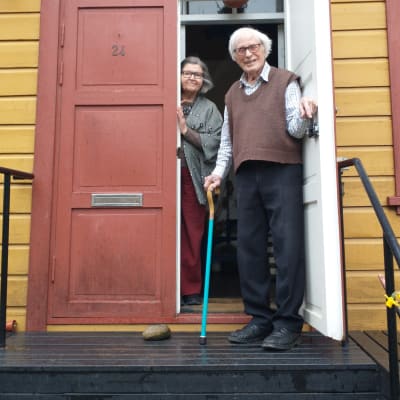 Sinikka Kinnunen Bruun och Erik Bruun på trappan till sitt hus på Sveaborg