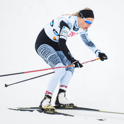 Anne Kyllönen åker skidor.