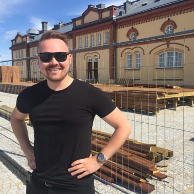Tommi Mäki utanför Kuntsi i Vasa.