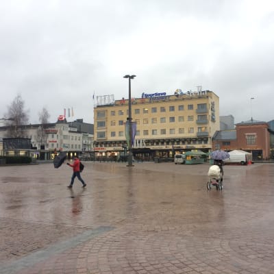 Mikkelin kaupungintori ja Liisa-myrsky torstaina aamupäivästä.
