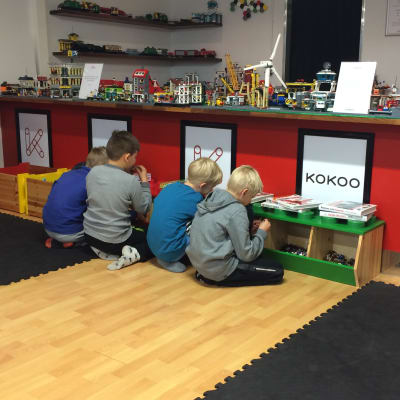 Barn som leker med lego.