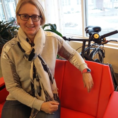 En kvinna sitter i en cykelriksha.