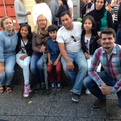 Abbas Karimi med familj tillsammans med Johanna Dikert och Niclas Johansson.