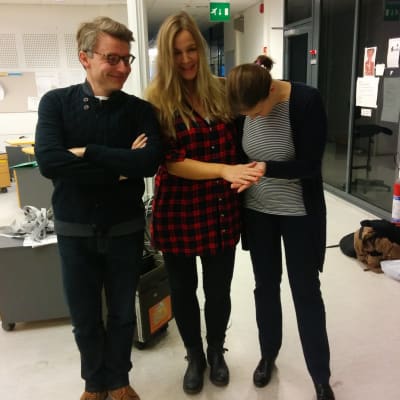 Petter Lindberg, Anne Hietanen, Silja Sahlgren-Fodstad poserar 4.11. 2015