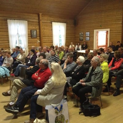 70 personer sitter samlade i Byahemmet i Gammelby för att få mer info om vindkraftverk