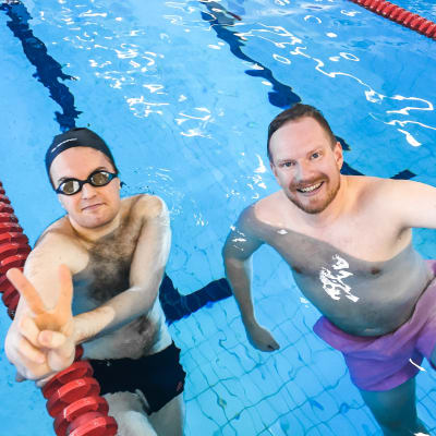 Lukas Rusk (t.v.) och Ted Urho från Yle Huvudstadsregionen i Grankulla simhalls simbassäng.