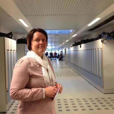 Rektor Annika Snickars i den korridor där en del av gymnastikundervisningen ordnas.