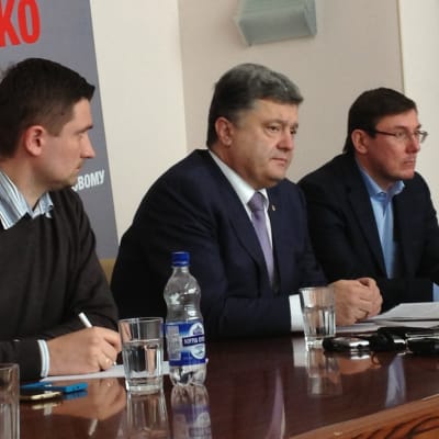 Den ukrainska miljardären och presidentvalskandidaten Petro Porosjenko (i mitten).