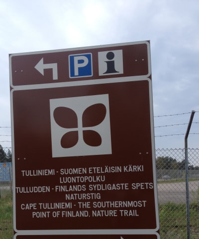 Skylt över naturstig på Tulludden