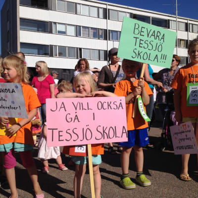 Barn från Tessjö skola med skyltar.