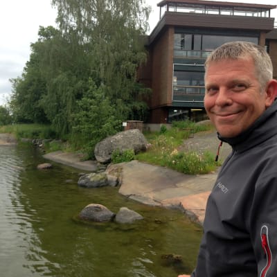 Professor och havsforskare Alf Norkko på bryggan till Tvärminne zoologiska station i närheten av Hangö