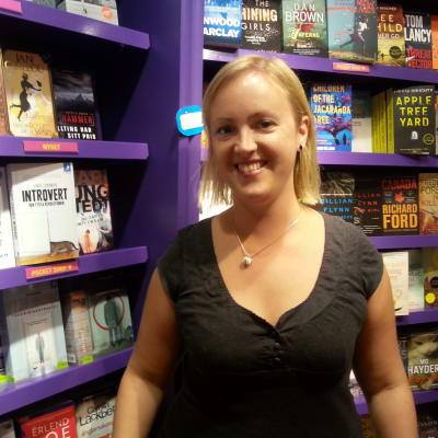 Jessica Andersin vid bokhyllan