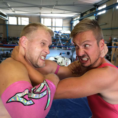Valentine och Jontti Granbacka brottas