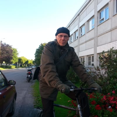 Göran Ekström från Vasa Miljöförening cyklar i ur och skur