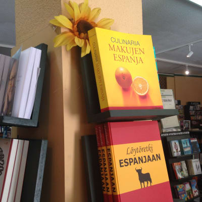 böcker om Spanien och spansk mat i den skandinaviska bokhandeln i Fuengirola