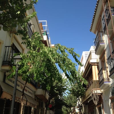 flervåningshus i ett soligt Spanien, september 2014