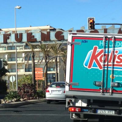 vägskylt som välkomnar bilister till Fuengirola, Spanien
