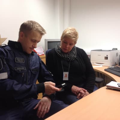 Nätpolisen Riku Sukari och specialsocialarbetaren Virpi Pietilä oroade över nätporren