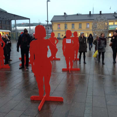 Röda kvinnogestalter den 25.11.2014