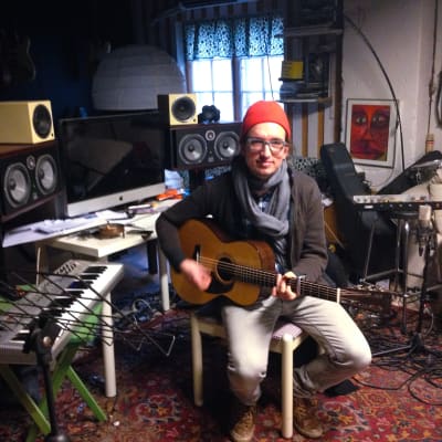 en musiker i sin studio