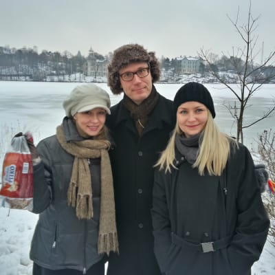 Sorsille pullaa Töölönlahden rannalla. Syöttäjinä Virpi Räisänen, Janne Koskinen ja Zaida Bergroth