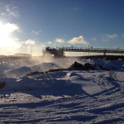 Malmhögar ryker i Talvivaara vintern 2015