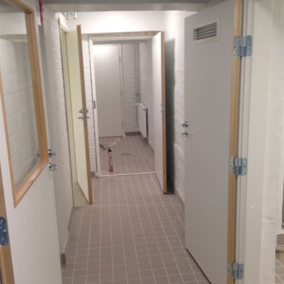 Ingången till personalrummen i källarvåningen.