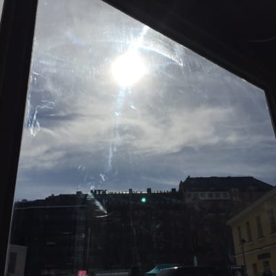 aurinko porottaa konttoriin