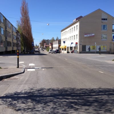 Avföringen rann ut på Brändövägen mellan S-market och Brändö torg.