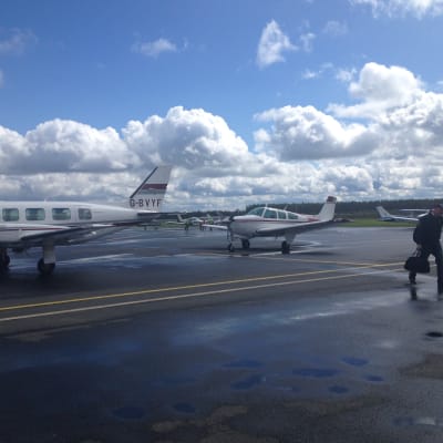 Flying farmers, flygande bönder, anländer till flygfältet i Kronoby.