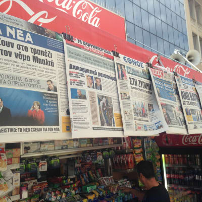 Tidningarna skriver om krisen i Grekland.