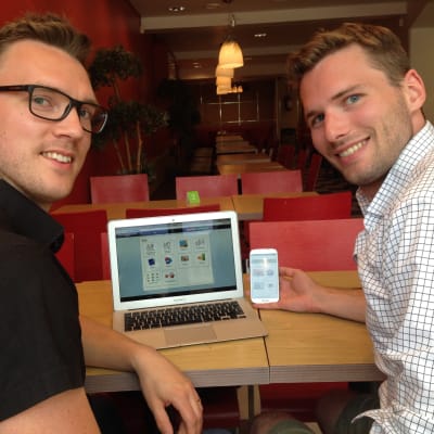 Sebastian Laxell (t.h.) och William Barman säger att Matematik.fi kan användas på datorn, surfplattan och telefonen.