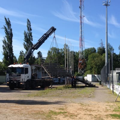 De gamla ståläktarna forslas bort från Sandvikens fotbollsstadion i Vasa.