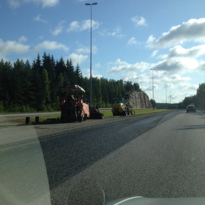 Vänster fil på Borgå motorväg får ny asfalt
