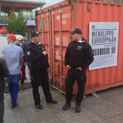 vakter utanför flyktingcontainer på Vasa torg