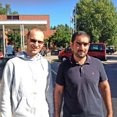 Alaa Salem från Syrien och Ammar Al Kaysi från Irak har bott snart en vecka i Evitskog.