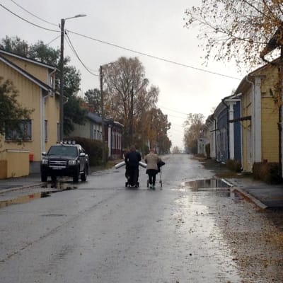 Asylsökande på en av Kaskös gator en regnig höstdag.