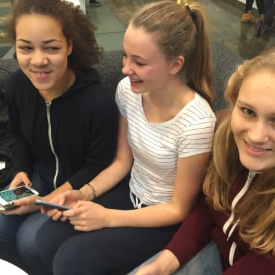Nästan inga sociala medier är femtonåringarna Rebecca Nugent, Tega Oke och Carolina Eklund främmande.