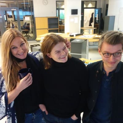 Anne Hietanen, Silja Sahlgren-Fodstad och Petter Lindberg poserar