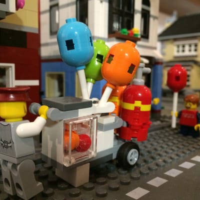Legofigurer i stadsmiljö.