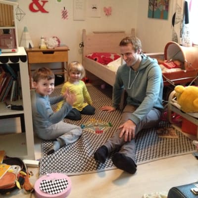 Fredrik Flink och barnen Max och Esther.
