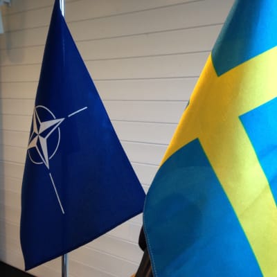 Sveriges och Natos flaggor sida vid sida.