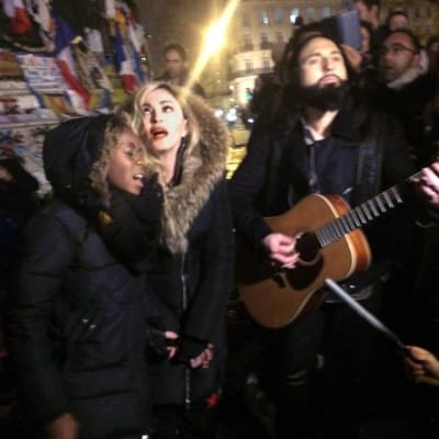 Madonna hedrade terroroffren genom att ett överraskningsuppträdande på Place de la Republique i Paris den 10 december 2015.