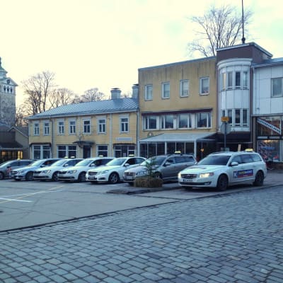 Taxibilar på torget i Ekenäs.